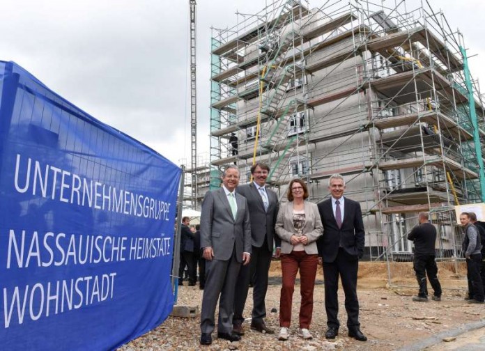 Richtfest: Constantin Westphal, Geschäftsführer Nassauische Heimstätte/Wohnstadt, Manfred Ockel, Bürgermeister Kelsterbach, Ministerin Priska Hinz, Oberbürgermeister Peter Feldmann (v.l.n.r) (Foto: Stadt Frankfurt am Main)