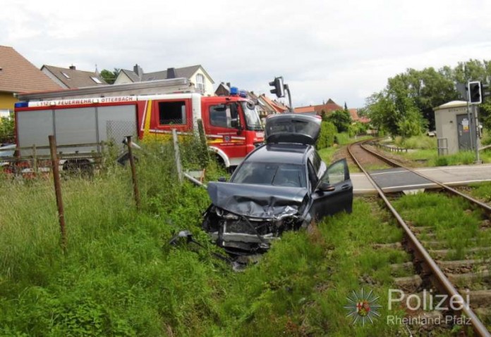 Ein PKW ist an eine Regionalbahn geprallt (Foto: Polizei)