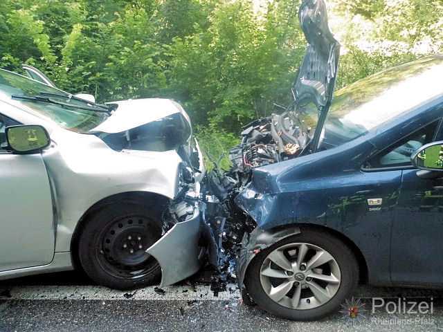 Bei dem Frontalcrash wurden beide Autos erheblich beschädigt.