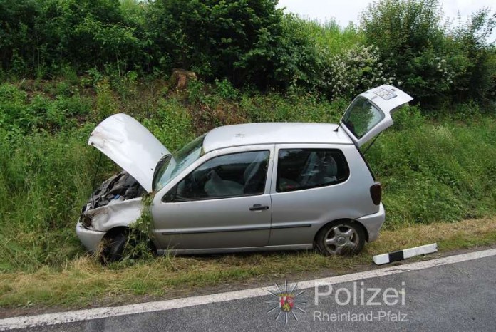 Endstellung des Wagens im Straßengraben (Foto: Polizei)