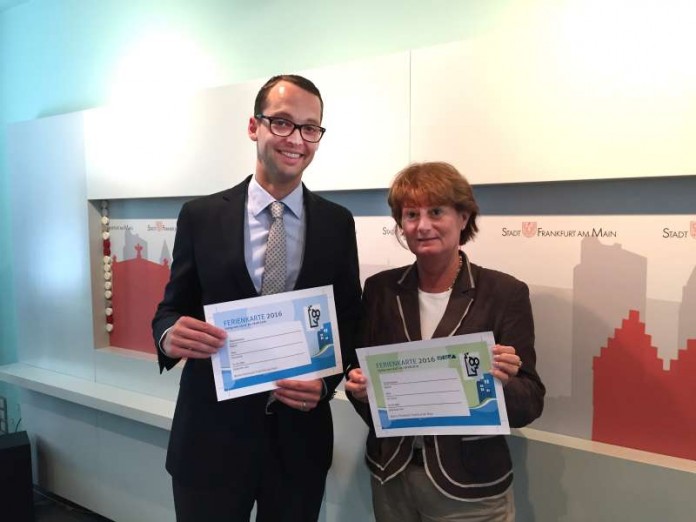 Daniela Birkenfeld und Jan Schneider stellen Online-Jugendferienkarte vor (Foto: Stadt Frankfurt am Main)