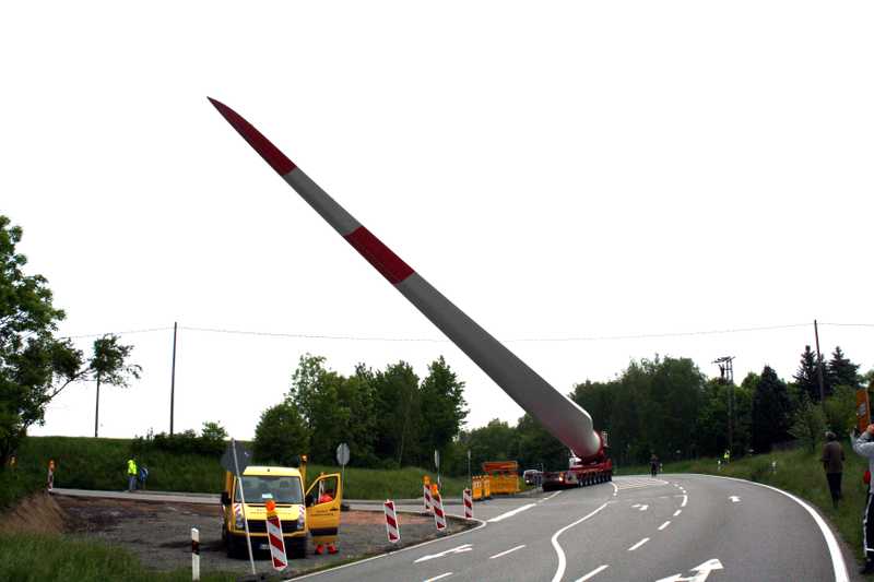 Ein Schwertransport dieser Größenordnung stellt alle Beteiligten vor eine Herausforderung