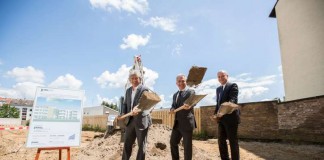 Spatenstich Billtalstraße: Karl Dudler, Architekt/Peter Feldmann, Oberbürgermeister/ Frank Junker, Geschäftsführer ABG Holding Frankfurt (v.l.) (Foto: Stadt Frankfurt am Main)