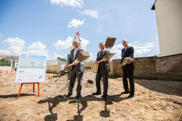 Spatenstich Billtalstraße: Karl Dudler, Architekt/Peter Feldmann, Oberbürgermeister/ Frank Junker, Geschäftsführer ABG Holding Frankfurt (v.l.) (Foto: Stadt Frankfurt am Main)