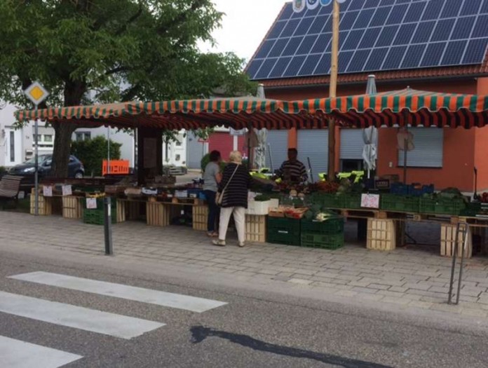 Neuer Marktstand auf dem Rathausplatz Neuburgweier