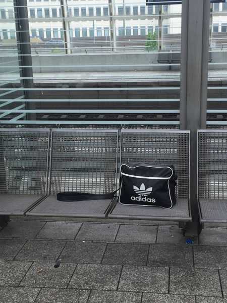 Foto: Herrenlose Tasche im Bahnhof Ludwigshafen - Mitte; Quelle: Polizei Ludwigshafen;