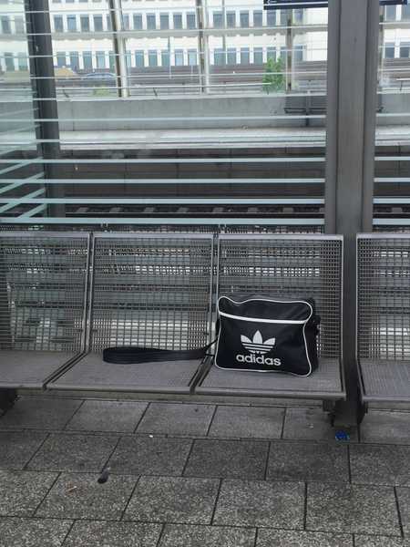 Foto: Herrenlose Tasche im Bahnhof Ludwigshafen - Mitte; Quelle: Polizei Ludwigshafen; Foto: Herrenlose Tasche im Bahnhof Ludwigshafen - Mitte; Quelle: Polizei Ludwigshafen;