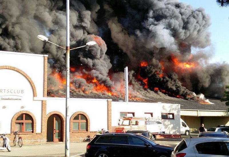 Die Tennis- und Soccerhalle steht in Flammen (Foto: https://twitter.com/tini71)