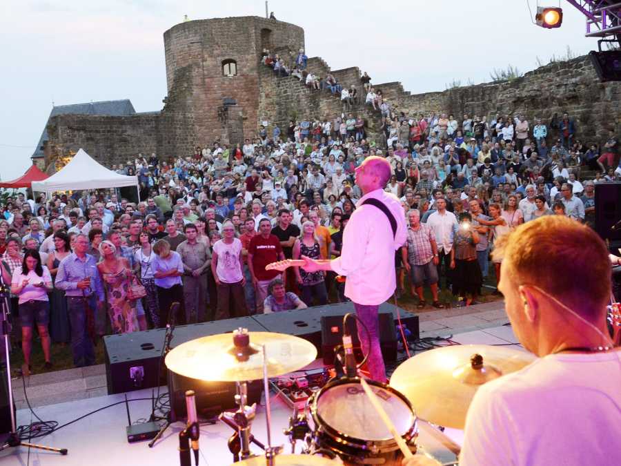 Brothers in Arms in der Burg Neuleiningen (Foto: Helmut Dell)