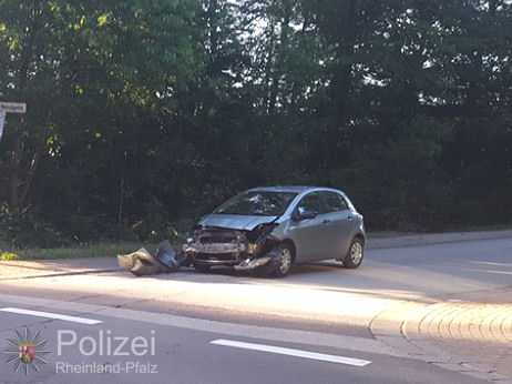 PKW der Unfallverursacherin mit stark beschädigter Front PKW der Unfallverursacherin mit stark beschädigter Front