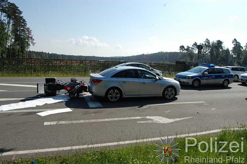 Die beiden Fahrzeuge in ihrer Unfallendstellung. Das Motorrad lag auf der Seite, wodurch geringe Mengen an Betriebsstoff ausliefen