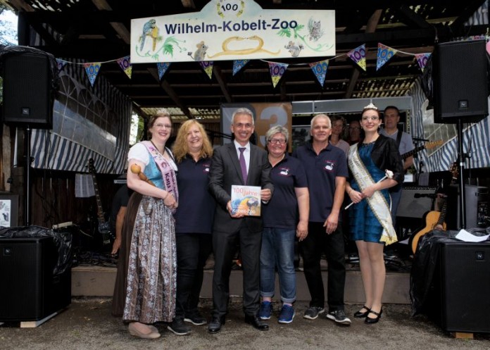 Oberbürgermeister Peter Feldmann gratuliert Kobelt-Zoo in Schwanheim zum 100. Jubiläum (Foto: Stadt Frankfurt am Main)
