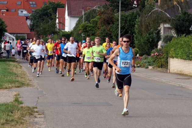 Schon beim Start in Führung: Thomas Schlohmann (1231) lief den Hauptlauf in 34:30 min (Foto: Holger Knecht)