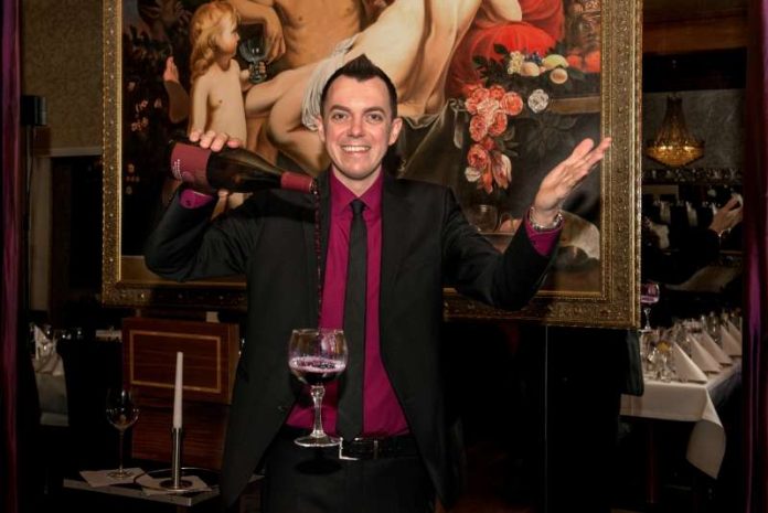 Besondere Höhepunkte des Bürgerfestes sind drei Themenweinproben, moderiert von Zauberkünstler Oliver de Luca und jeweils einer rheinhessischen Weinmajestät (Foto: Corinna Seibert)