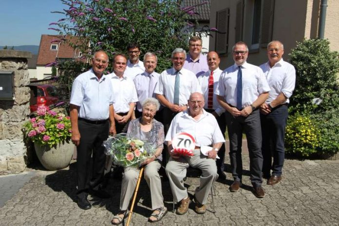 Gnadenhochzeit Roos Im Vordergrund das Hochzeitspaar zur Gnadenhochzeit Ilse und Hans Roos. In der Mitte v.l.n.r. Gerhard Körber, Vorsitzender des Ortsvereins der Arbeiterwohlfahrt, Norbert Külzer, Fraktionsvorsitzender der SPD Stadtratsfraktion, Landrat Claus Schick, Innenminister Roger Lewentz, Bundestagsabgeordneter Michael Hartmann, Oberbürgermeister Ralf Claus und Beigeordneter Wolfgang Bärnwick. Im Hintergrund v.l.n.r. Staatssekretär Prof. Dr. Salvatore Barbaro und Roland Schäfer, Vorsitzender des SPD-Ortsvereins Ingelheim. (Foto: Stadtverwaltung Ingelheim)