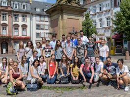 Zum Auftakt der International Summer Science School Heidelberg 2016 versammelten sich die Teilnahmerinnen und Teilnehmer aus aller Welt auf dem Kornmarkt. (Foto: Philipp Rothe)