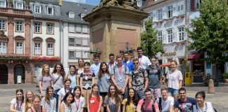 Zum Auftakt der International Summer Science School Heidelberg 2016 versammelten sich die Teilnahmerinnen und Teilnehmer aus aller Welt auf dem Kornmarkt. (Foto: Philipp Rothe)
