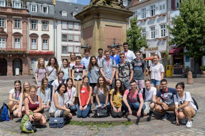 Zum Auftakt der International Summer Science School Heidelberg 2016 versammelten sich die Teilnahmerinnen und Teilnehmer aus aller Welt auf dem Kornmarkt. (Foto: Philipp Rothe)