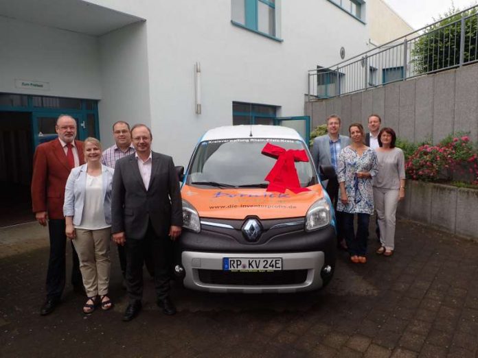 RPK Übergabe E-Fahrzeug Kreisbeigeordneter Manfred Gräf (links) mit Sponsoren des E-Fahrzeugs sowie Verantwortlichen der Kreisbäder (Foto: Kreisverwaltung Rhein-Haardt-Kreis)