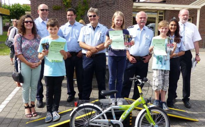 Kreisbeigeordneter Manfred Gräf (rechts) mit den drei Siegern und Vertretern der Polizei (Foto: Kreisverwaltung Rhein-Pfalz-Kreis)