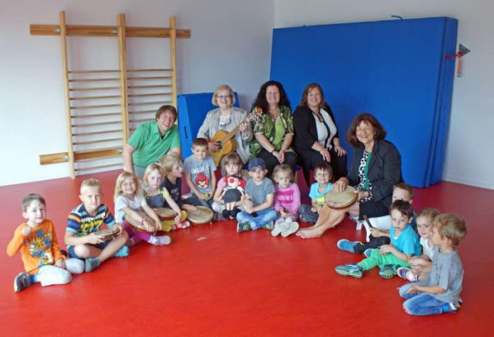 Landrätin Theresia Riedmaier (rechts) besuchte gemeinsam mit Marietta Heid-Gensheimer (VG Offenbach, Mitte) und dem Leiter der Kreismusikschule Adrian Rinck (links) die Musikgruppe von Bettina Gütermann-Cichorowski (2.v.l.) und Kita-Leiterin Katja Hehl in der Kindertagesstätte in Offenbach (Foto: Kreisverwaltung Südliche Weinstraße)