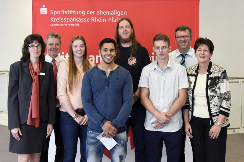 28.07.16 Die Sparkasse Vorderpfalz freut sich im Lichtenberger-Saal ihres Anwesens am Berliner Platz Ludwigshafen die Foerdergelder der Sportstiftung der ehemaligen Kreissparkasse Rhein-Pfalz an die Empfaenger ueberreichen zu koennen, Susanne Berendt von der dortigen Filiale, BM Hans Dieter Schneider, Landrat Clemens Koerner und Vorstandsmitglied Elke Rottmueller rahmen die Empfaenger ein