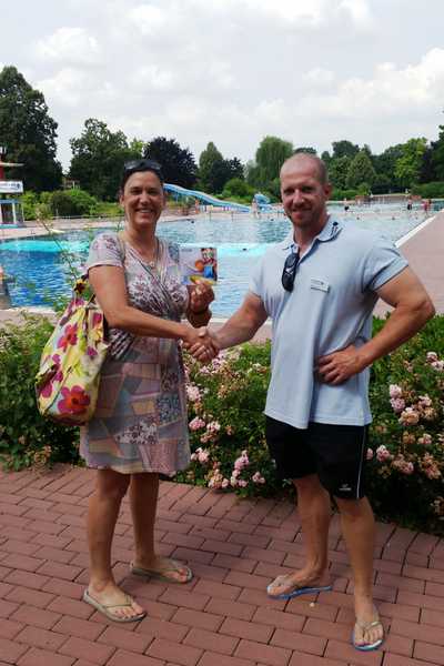 Carmen Wagenblast geht mindestens einmal die Woche im Tiergartenbad schwimmen. Jürgen Wiltschka vom Bad-Team überreichte ihr die Zehnerkarte.