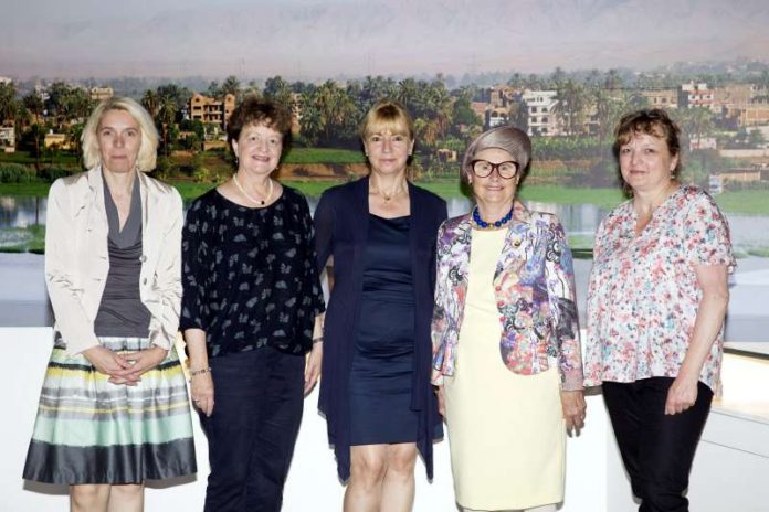 v.l.: Sammlungsleiterin Dr. Gabriele Pieke, Marion Wehrle, Direktorin Dr. Susanne Wichert, Dietlinde Eichhorn und rem-Referentin Maria Schmitt freuen sich über Zuwachs der Sammlung Altägypten. (© rem, Foto: Maria Schumann)v.l.: Sammlungsleiterin Dr. Gabriele Pieke, Marion Wehrle, Direktorin Dr. Susanne Wichert, Dietlinde Eichhorn und rem-Referentin Maria Schmitt freuen sich über Zuwachs der Sammlung Altägypten. (© rem, Foto: Maria Schumann)