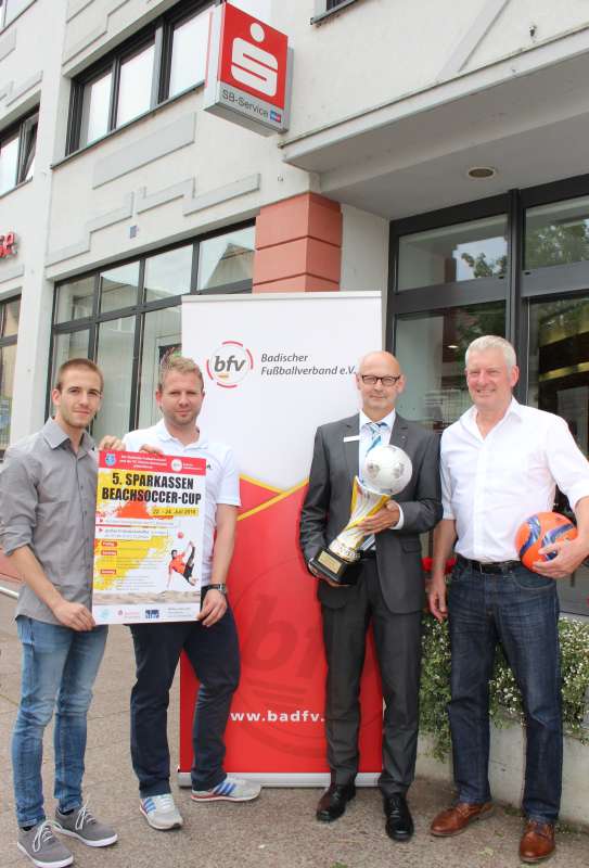 v.l.: Marc-André Waxmann, Tim Schmeckenbecher (bfv), Sparkassen-Filialdirektor Claudius Hurst und Friedbert Ohlheiser vom FC Bammental (Foto: Badischer Fußballverband)