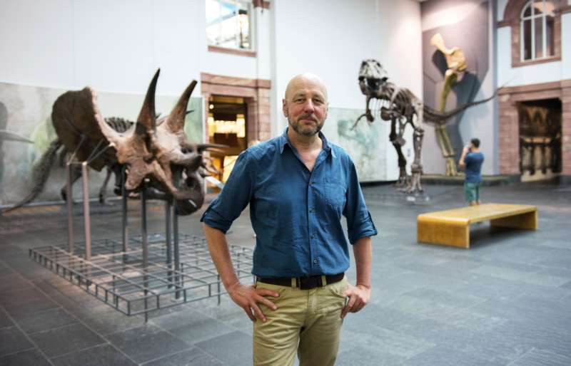 Museumsleiter Bernd Herkner vor Dinosaurier-Skeletten (Foto: Bernd Kammerer)