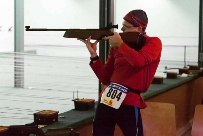 2015 schossen die Athleten noch stehend mit dem Luftgewehr (Foto: FV Sportfreunde Forchheim, Abteilung Triathlon)