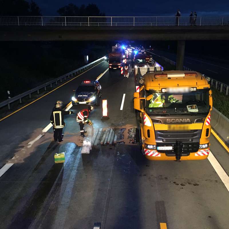 Der Kran des LKW blieb an der Brücke hängen (Foto: Sven Buerholt)