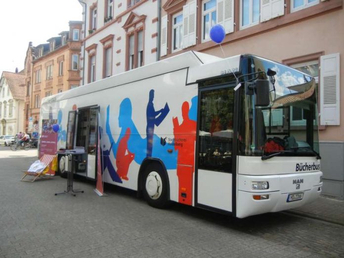 Der Bücherbus – hier an der Haltestelle Lutherstraße in Neuenheim – geht auf Ferientour: ab 1. August macht er zeitweise auch am Tiergartenschwimmbad und am Zoo halt. (Foto: Stadtbücherei Heidelberg)