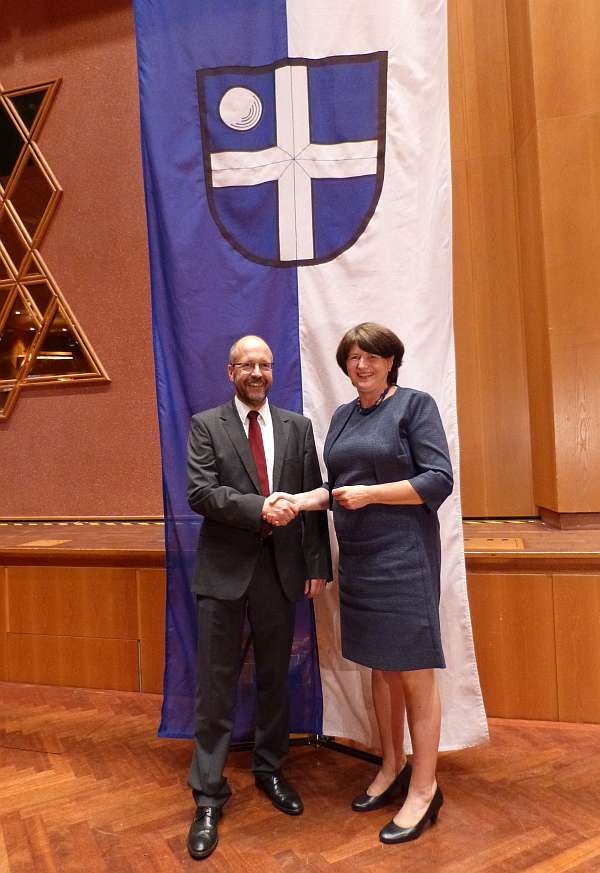 Oberbürgermeisterin Cornelia Petzold-Schick gratuliert Andreas Glaser zur „überzeugenden Wahl“ zum Bürgermeister der Großen Kreisstadt Bruchsal (Foto: Stadt Karlsruhe)