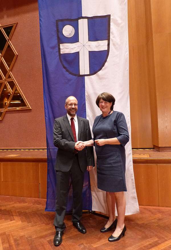 Bürgermeisterwahl Oberbürgermeisterin Cornelia Petzold-Schick gratuliert Andreas Glaser zur „überzeugenden Wahl“ zum Bürgermeister der Großen Kreisstadt Bruchsal (Foto: Stadt Karlsruhe)