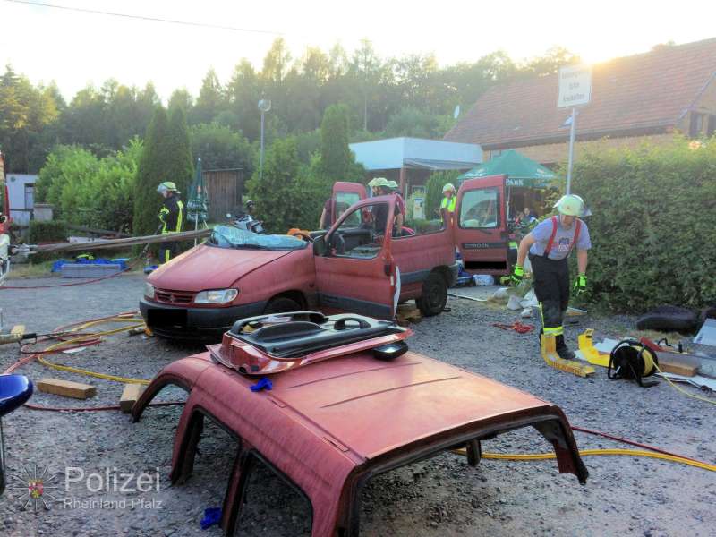 Das Fahrzeug nach der Rettungsaktion (Foto: Polizei)