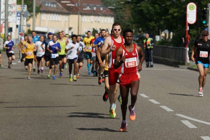 Semere Gaim (Startnummer 663) gewann den 5km-Lauf, dahinter Christoph Balling (Startnummer 1) und Volkslauf-Sieger Simon Friedrich (452, verdeckt) (Foto: Holger Knecht)