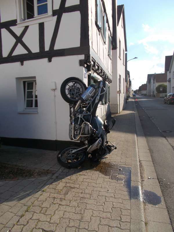 Das Motorrad wurde gegen eine Hausecke geschleudert (Foto: Polizei Wörth)