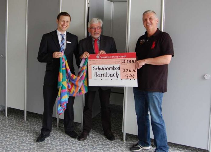 Sparkasse Rhein-Haardt Förderverein Hambacher Schimmbad Filialleiter Johannes Grund, Marketingleiter Gerhard Mentzel, Vorsitzender Förderverein Michael Bolz (Foto: Sparkasse Rhein-Haardt)