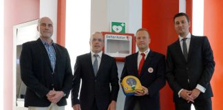 Vorstellung des AED in der Sparkassenfiliale: (v.l.) Beigeordneter Georg Krist, Matthäus Seckinger, Michael Römer und Marcel Kaiser