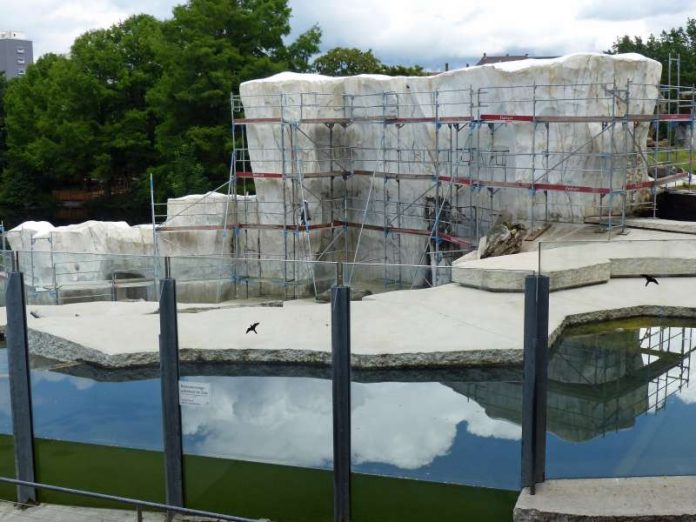 Zoo Karlsruhe: Letzte Arbeiten an den Eisfelsen in der Eisbären-Außenanlage (Foto: Stadt Karlsruhe)