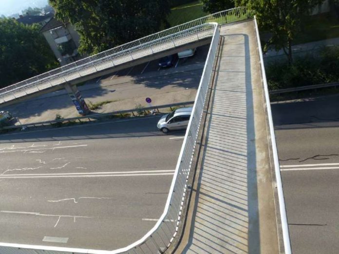 Die Erlenwegbrücke, eine marode Fußgängerbrücke, wird am Wochenende abgetragen (Foto: Stadtveerwaltung Weinheim)