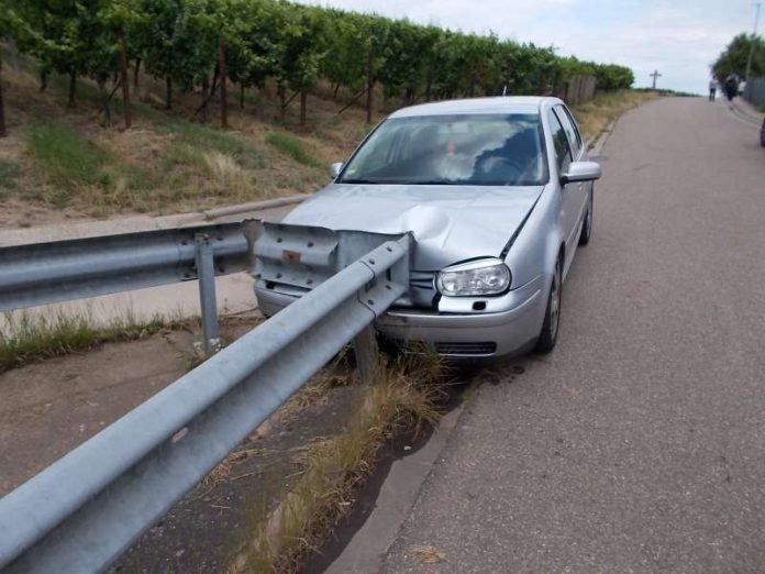 Ranschbach VU Das Auto wurde von einer Leitplanke gestoppt (Foto: Polizeiinspektion Landau)