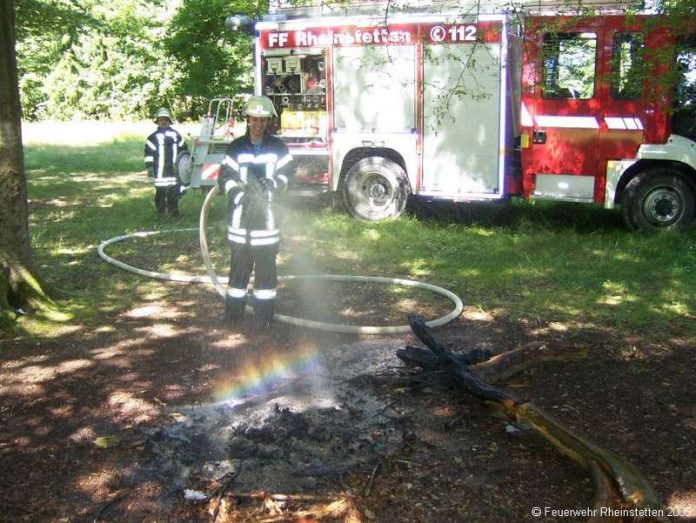 Die Feuerwehr löschte die rauchenden Überreste eines unerlaubten Lagerfeuers (Foto: Feuerwehr Rheinstetten)