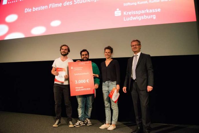 Die Preisträger für den Kurzfilm EYE FOR AN EYE, v.l.: Steve Bache, Mahyar Goudarzi und Louise Peter mit Axel Böhe, stellvertretendes Vorstandsmitglied der Kreissparkasse (Foto: Philip Henze)