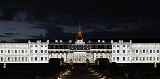 Die Projektion Paperlife von Hauslaib Lichtwelten erschafft eine neue Fassade aus Papier (Foto: ZKM)