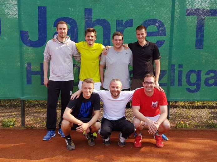Herrenmannschaft TC Rülzheim 2016 Aktive Herrenmannschaft des TC Rülzheim feiert Aufstieg in die A-Klasse (v. l.): stehend: Florian Bayer, Claudio Edelmann, Florian Erb, Sascha Zwißler / kniend: Nikolas Thomas, Jochen Krüchten, Michael Braun / auf dem Bild fehlt: Markus Dudenhöffer (Foto: TC Rülzheim)
