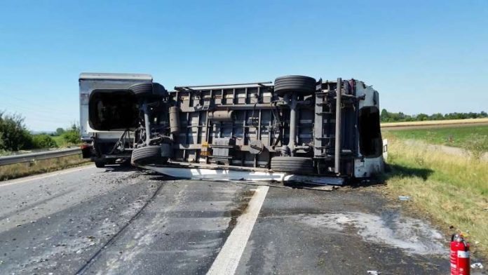 Ein LKW-Anhänger stürzte um (Foto: Polizeiautobahnstation Ruchheim)