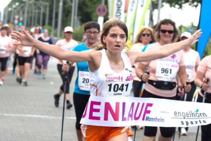 Larissa Löb ist im Ziel und 2.092 Frauen folgen (Foto: n plus sport GmbH)