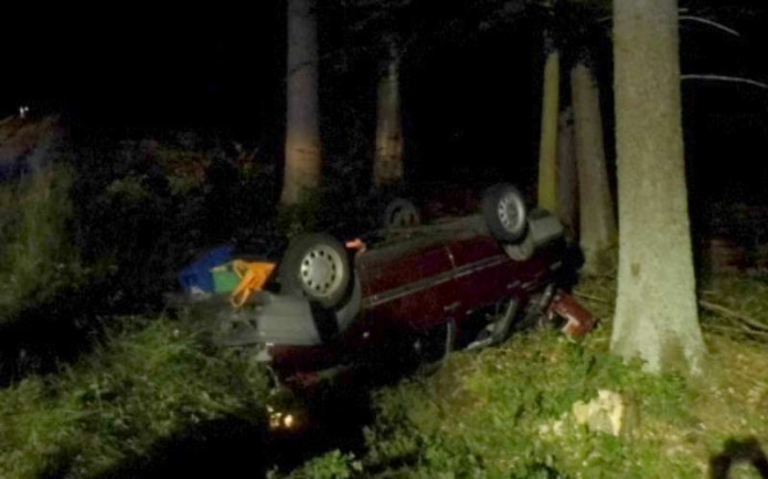 Das Fahrzeug geriet in die Grünfläche und schleuderte in den Wald (Foto: Polizei)